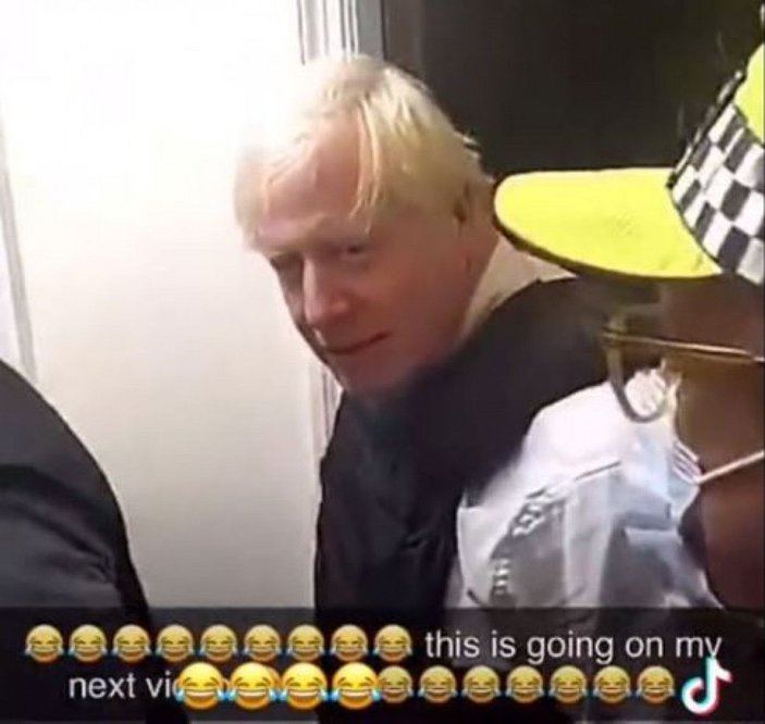 Uyandığında evinde polislerle Başbakan Johnson’u gördü -1