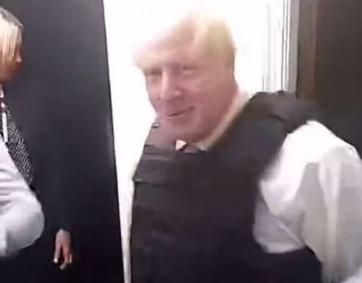 Uyandığında evinde polislerle Başbakan Johnson’u gördü -3