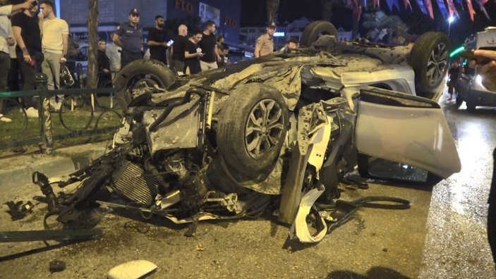 Bursa'da makas atan otomobil, 2 araca çarpıp takla attı