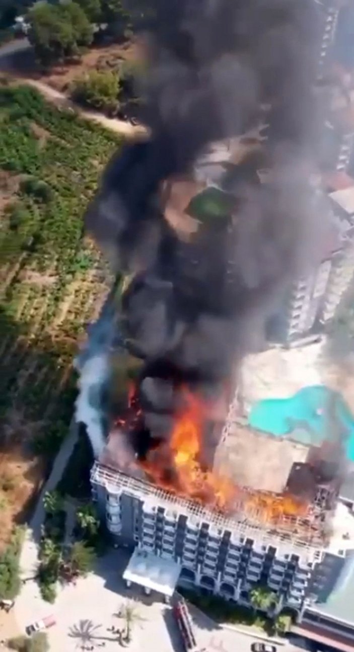 Alanya'da 5 yıldızlı otelin çatısı, alev alev yandı  -3