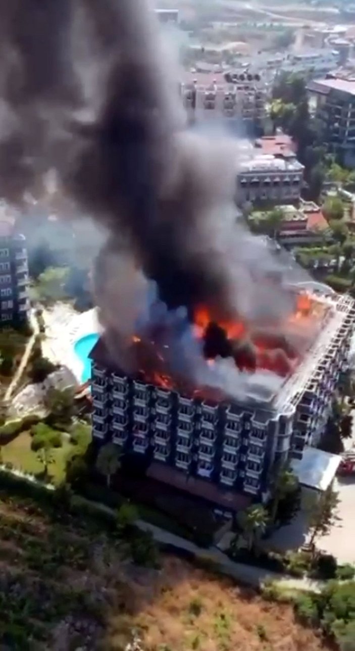 Alanya'da 5 yıldızlı otelin çatısı, alev alev yandı  -2