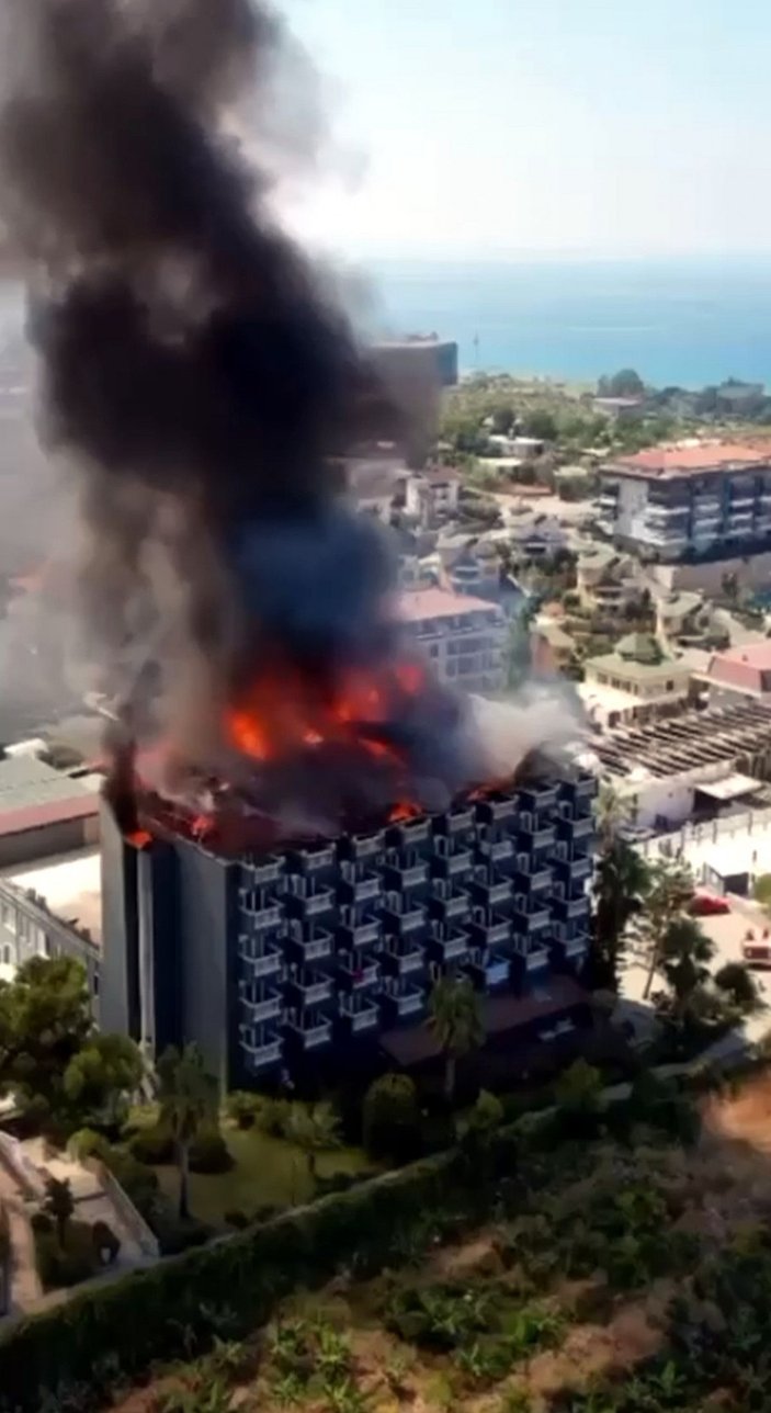 Alanya'da 5 yıldızlı otelin çatısı, alev alev yandı  -1
