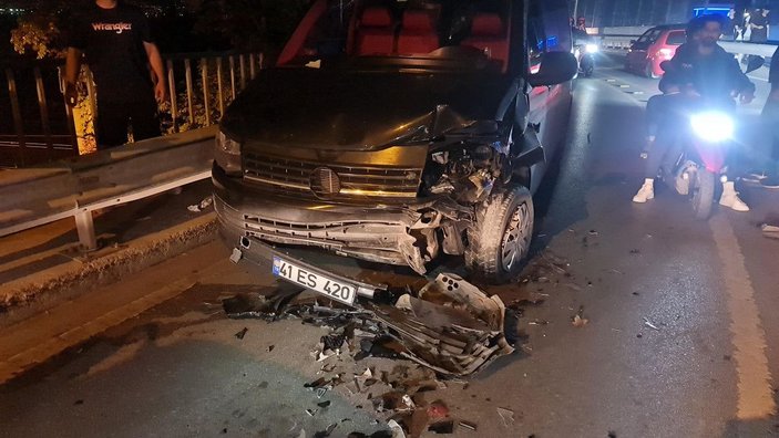 Kocaeli'de 2 minibüs çarpıştı: 11 yaralı