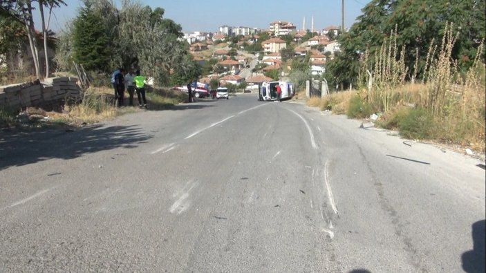 Kırıkkale'de otomobil, ambulansa çarptı: 2'si sağlıkçı 4 yaralı -5