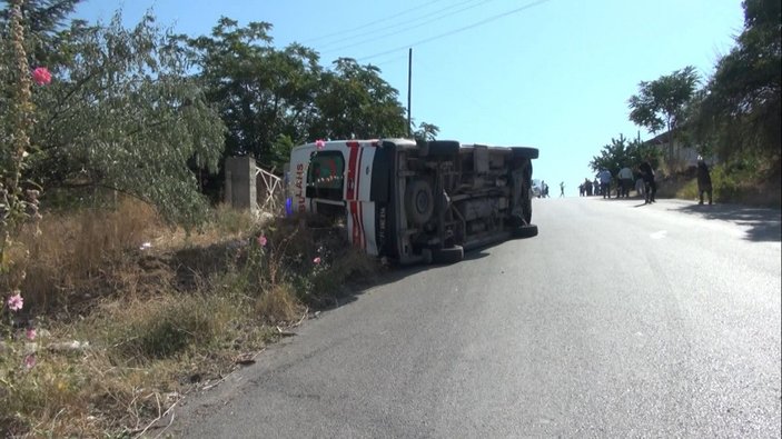Kırıkkale'de otomobil, ambulansa çarptı: 2'si sağlıkçı 4 yaralı -3