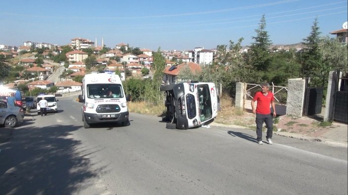 Kırıkkale'de otomobil, ambulansa çarptı: 2'si sağlıkçı 4 yaralı -1