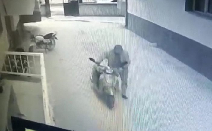 Şapka ve maske takıp site bahçesindeki motosikleti çaldı -1