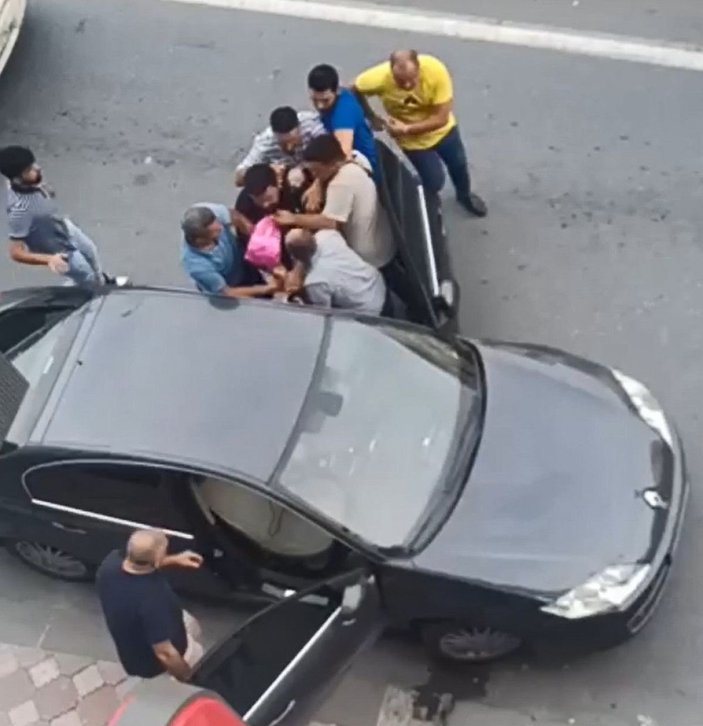 Sultangazi'de aracını park eden polisi 'burası bizim yerimiz' diyerek darbettiler  -3
