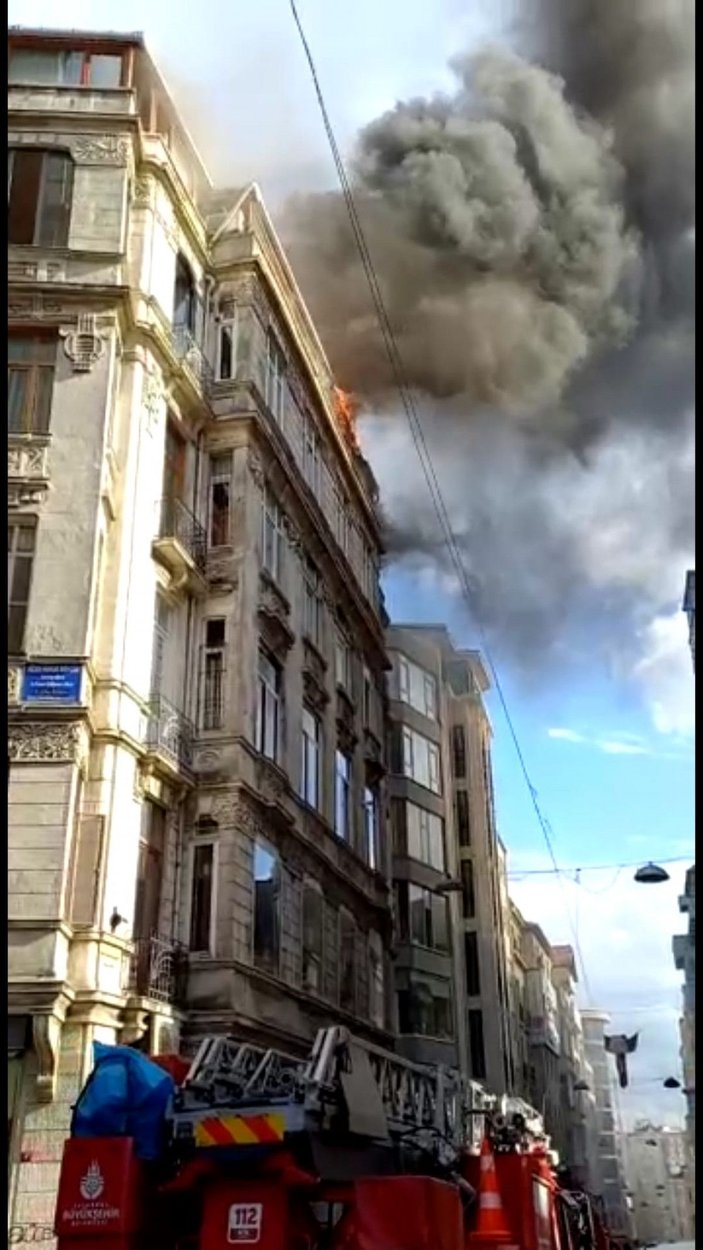(geniş haber) Beyoğlu'nda tarihi binada yangın   -1