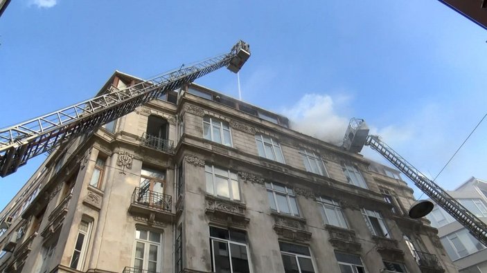 (geniş haber) Beyoğlu'nda tarihi binada yangın   -5