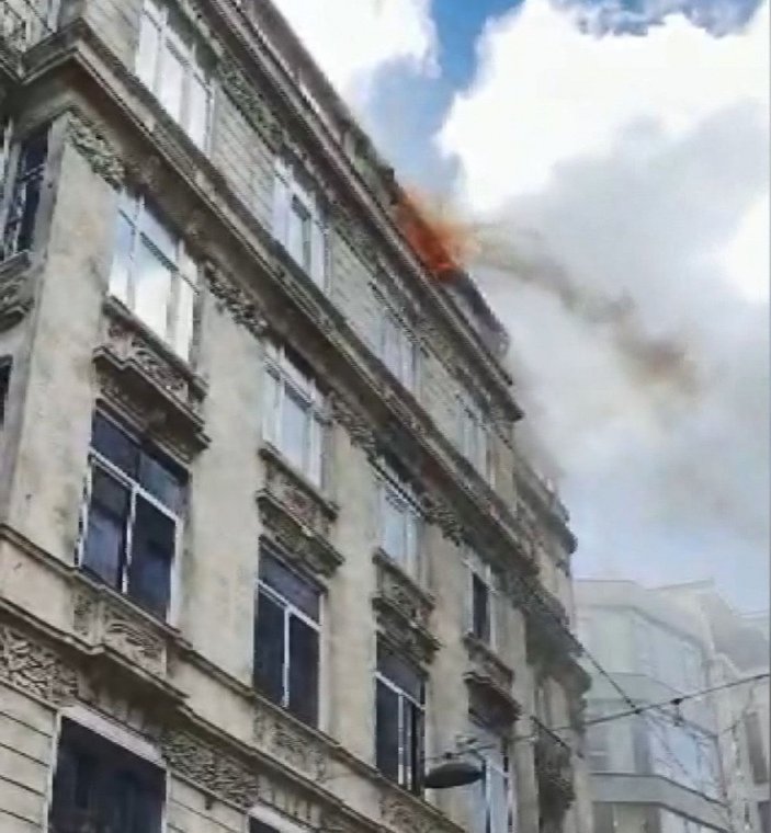 (geniş haber) Beyoğlu'nda tarihi binada yangın   -3