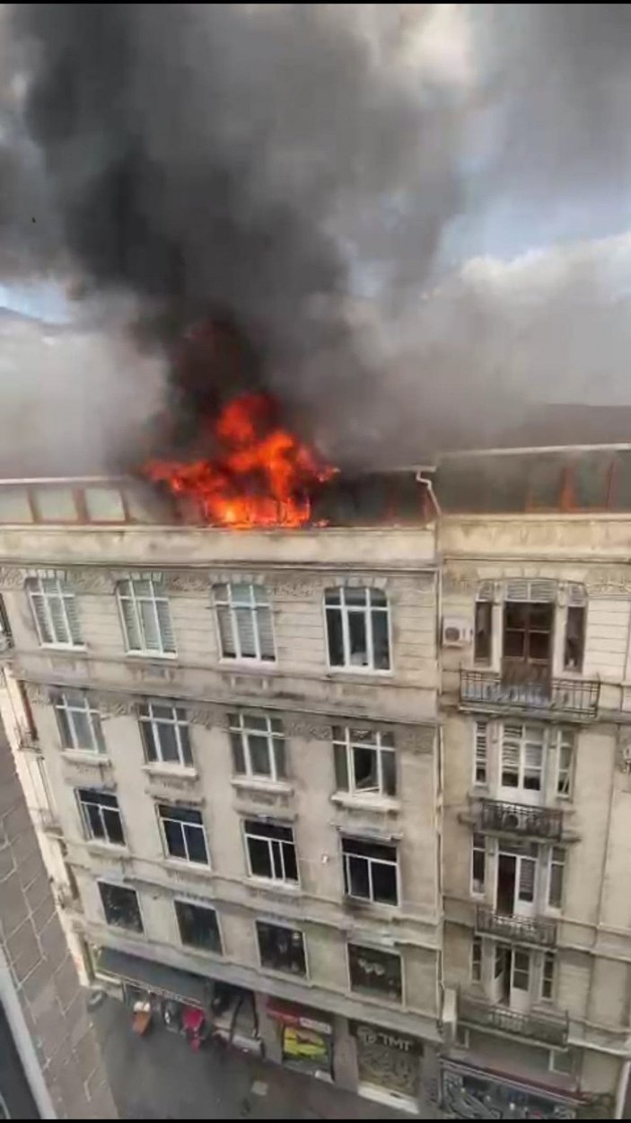 (geniş haber) Beyoğlu'nda tarihi binada yangın   -2