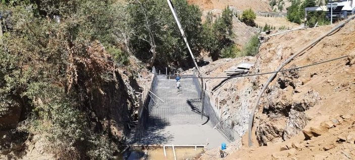 Köprü inşaatında feci ölüm: İskeleden düştü, karnına demir çubuk saplandı -1