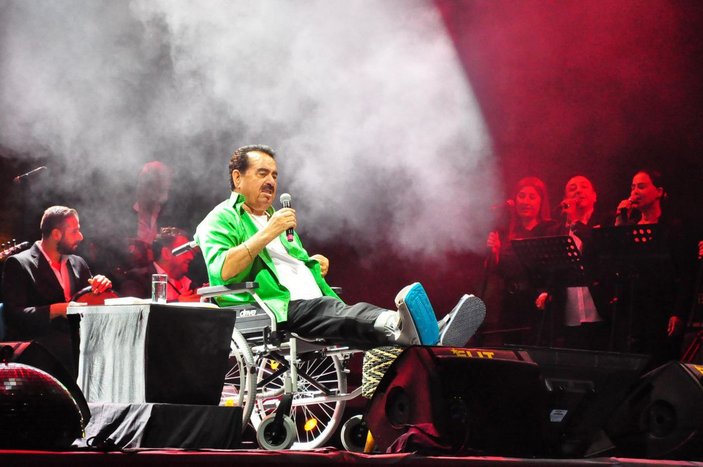 İbrahim Tatlıses, Muğla'nın ardından Manisa'da da tekerlekli sandalyeyle konser verdi -7