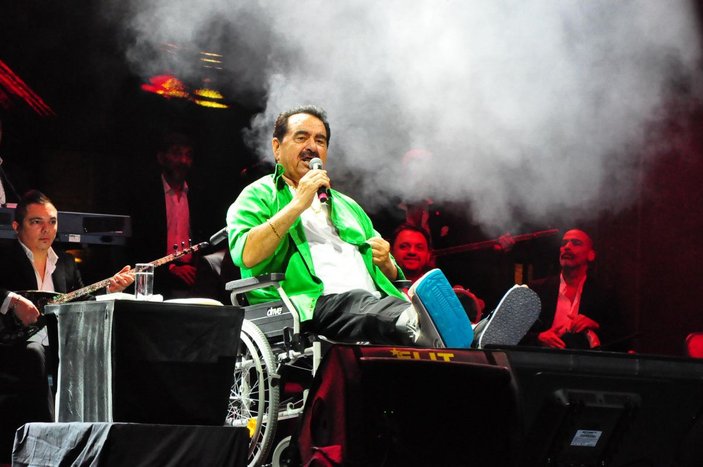 İbrahim Tatlıses, Muğla'nın ardından Manisa'da da tekerlekli sandalyeyle konser verdi -2