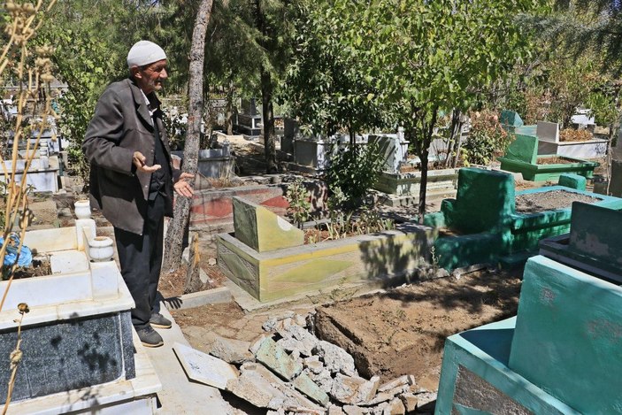 Mezarların taşlarını kırıp içindeki demirleri çaldılar -8