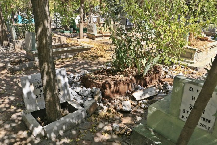 Mezarların taşlarını kırıp içindeki demirleri çaldılar -7