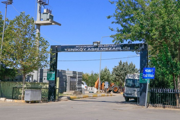 Mezarların taşlarını kırıp içindeki demirleri çaldılar -4