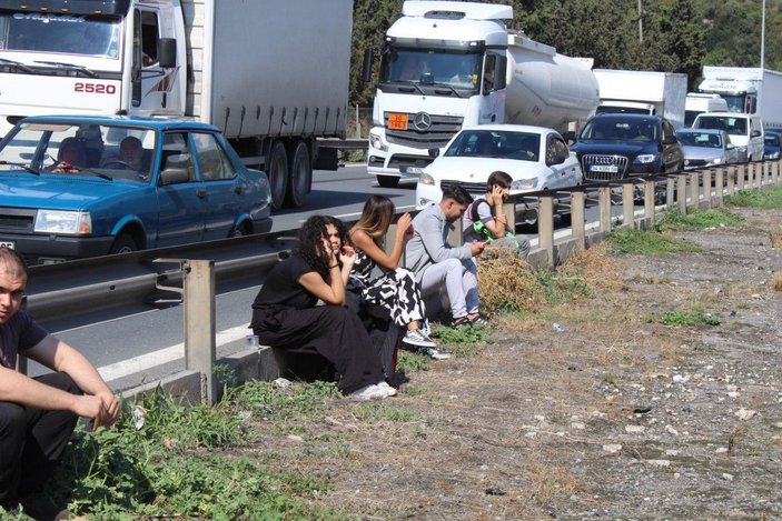 Kocaeli'de TEM'de zincirleme kaza: 1'i çocuk 4 yaralı -8