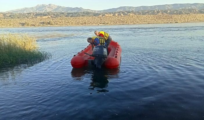 Murat Nehirinde balık tutarken baraj kapakları açılınca mahsur kaldı, AFAD kurtardı -3