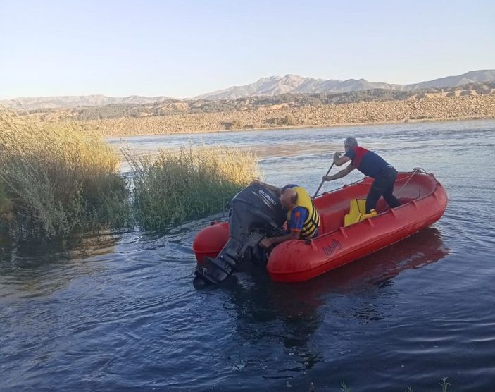 Murat Nehirinde balık tutarken baraj kapakları açılınca mahsur kaldı, AFAD kurtardı -1