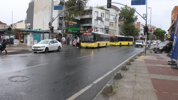 Sancaktepe'de İETT otobüsünden inen yolcuların kavgası kamerada -5