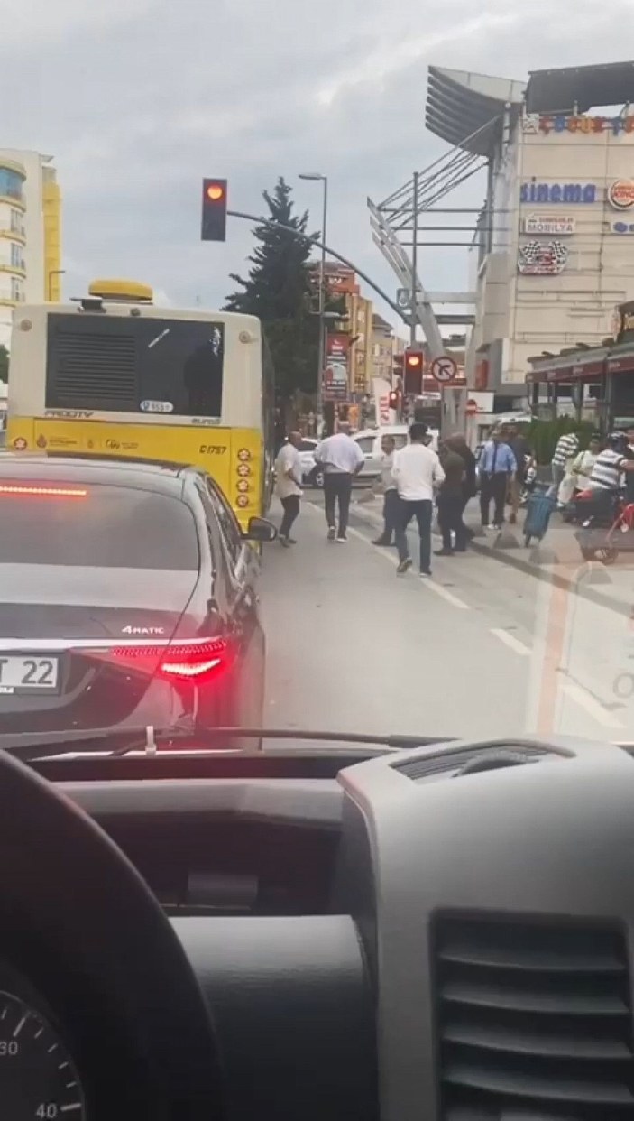 Sancaktepe'de İETT otobüsünden inen yolcuların kavgası kamerada -4