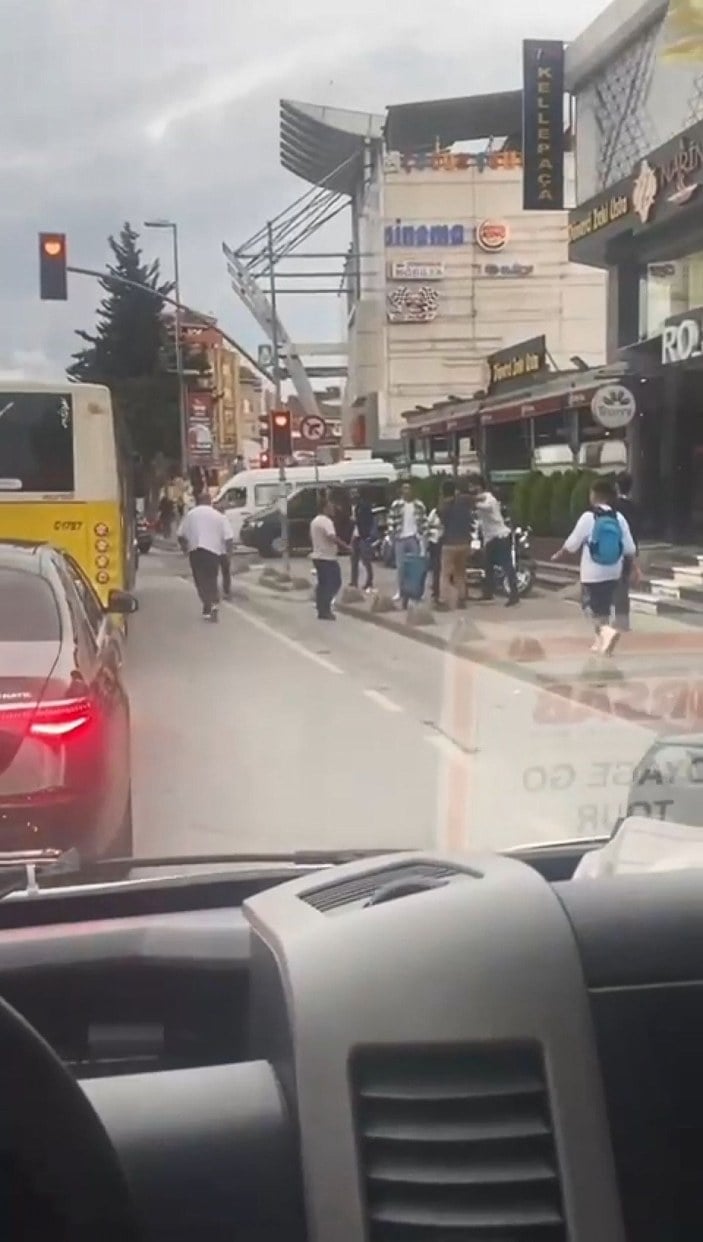 Sancaktepe'de İETT otobüsünden inen yolcuların kavgası kamerada -2