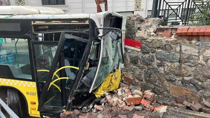 Ümraniye'de İETT otobüsü duvara çarptı: 2 kişi yaralı -4