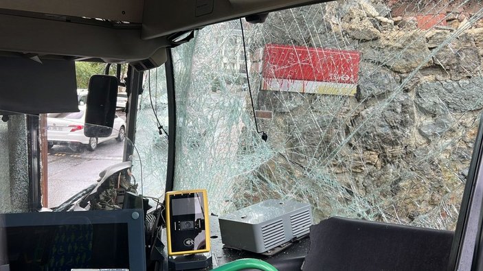 Ümraniye'de İETT otobüsü duvara çarptı: 2 kişi yaralı -5