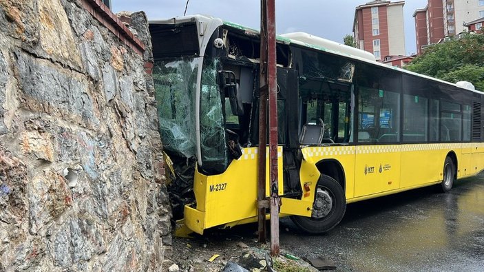 Ümraniye'de İETT otobüsü duvara çarptı: 2 kişi yaralı -6