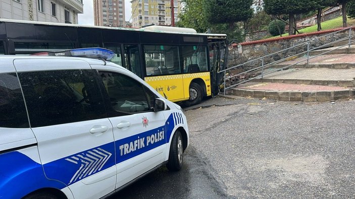 Ümraniye'de İETT otobüsü duvara çarptı: 2 kişi yaralı -3