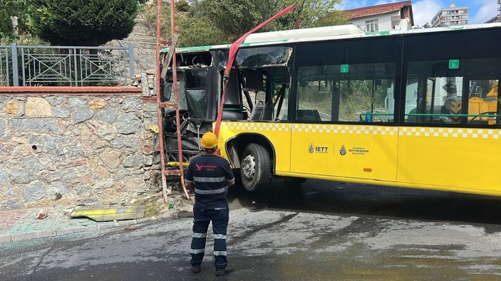 Ümraniye'de İETT otobüsü duvara çarptı: 2 kişi yaralı -7