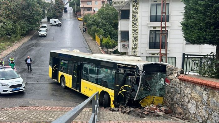 Ümraniye'de İETT otobüsü duvara çarptı: 2 kişi yaralı -2