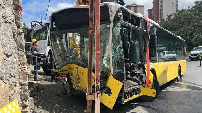 Ümraniye'de İETT otobüsü duvara çarptı: 2 kişi yaralı -8