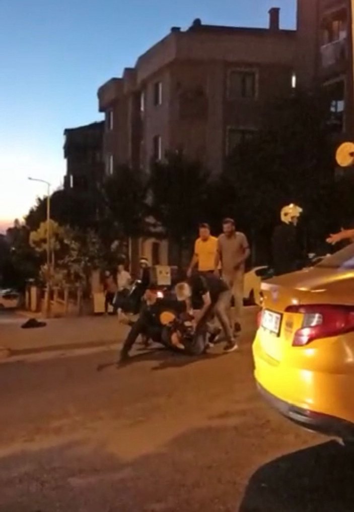 Ataşehir'de yolda tartıştıkları motokuryeyi darbettiler  -1