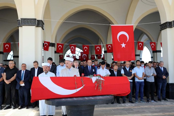 Yangına müdahale sırasında hayatını kaybeden itfaiye eri son yolculuğuna uğurlandı -2