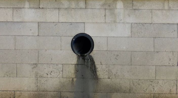 İBB aracı Kağıthane Deresi'ne atık su boşaltırken yakalandı