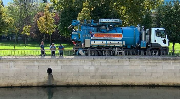 İBB aracı Kağıthane Deresi'ne atık su boşaltırken yakalandı