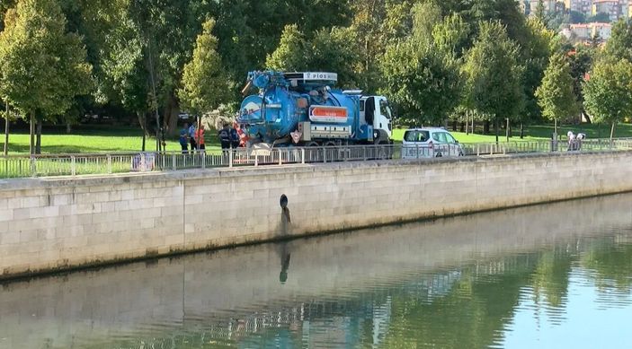 İBB aracı Kağıthane Deresi'ne atık su boşaltırken yakalandı