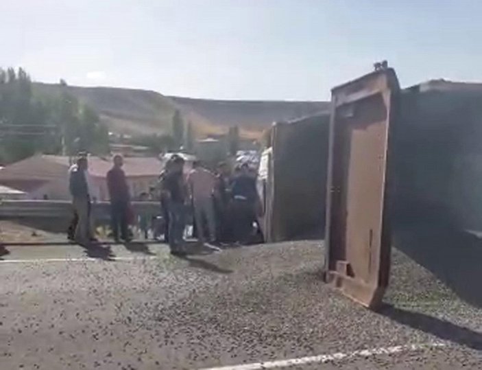 Öğrenci servisine çarpıp yan yatan kamyonun şoförü öldü -3