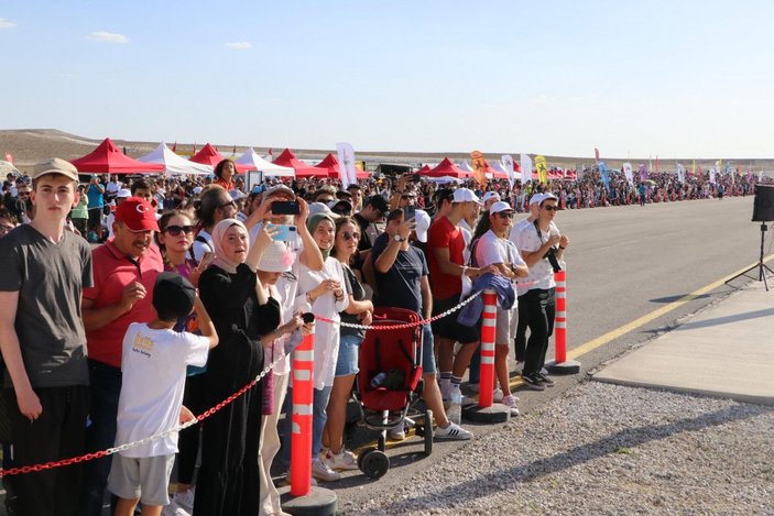 Eskişehir'de havacılık gösterisinde kanatta yürüyüş şovu