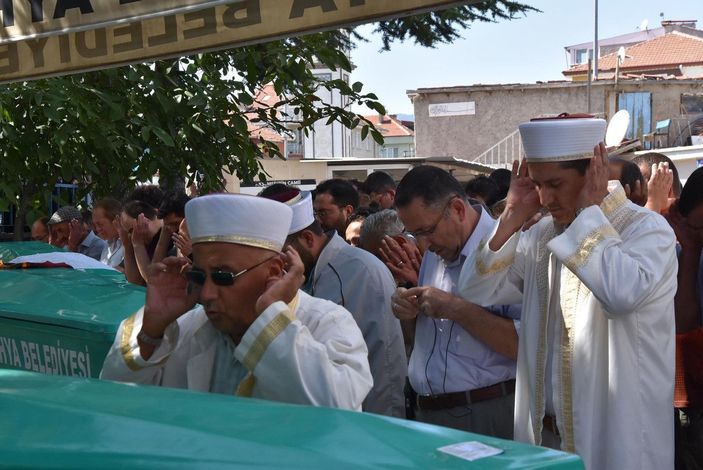 d TIR kazasında ölen 4 kişilik aile, Kütahya’da toprağa verildi -7