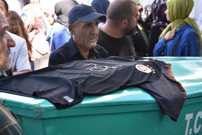 d TIR kazasında ölen 4 kişilik aile, Kütahya’da toprağa verildi -2