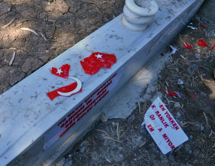 Aile mezarlığındaki Türk bayrağı motiflerini parçaladılar -2
