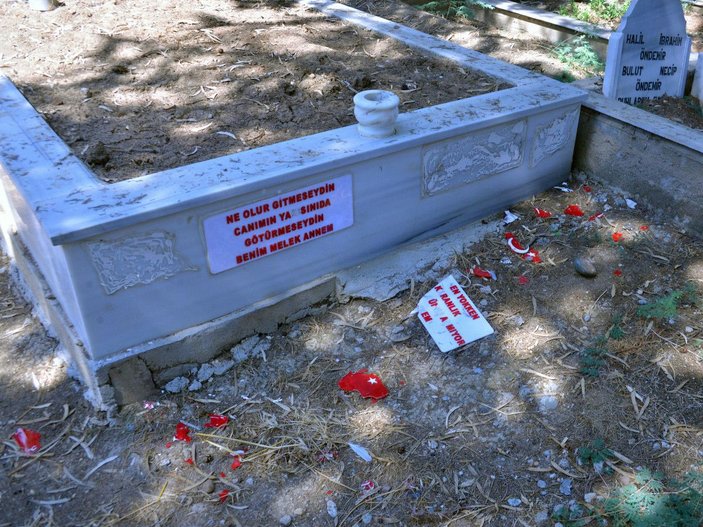 Aile mezarlığındaki Türk bayrağı motiflerini parçaladılar -1