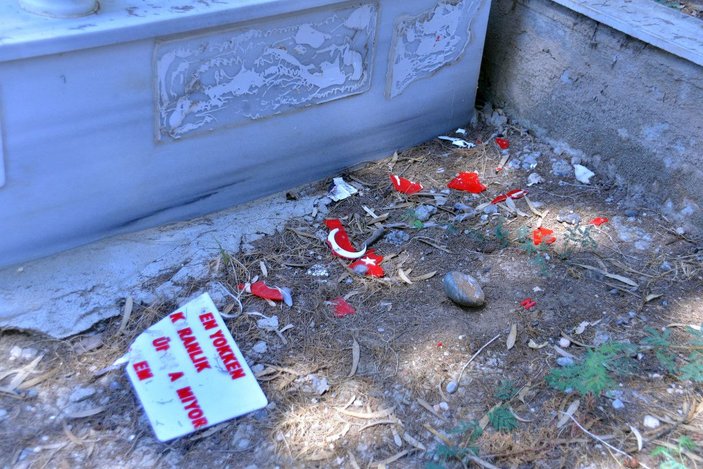 Aile mezarlığındaki Türk bayrağı motiflerini parçaladılar -4