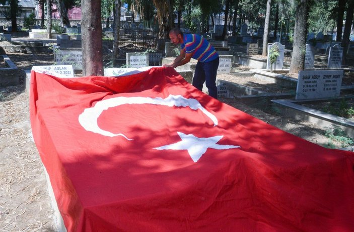 Aile mezarlığındaki Türk bayrağı motiflerini parçaladılar -7