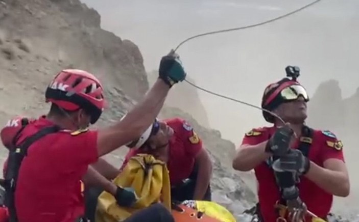 Erciyes'e zirve tırmanışı yapan dağcıların üzerine kaya yuvarlandı: 1 ölü, 2 yaralı -3