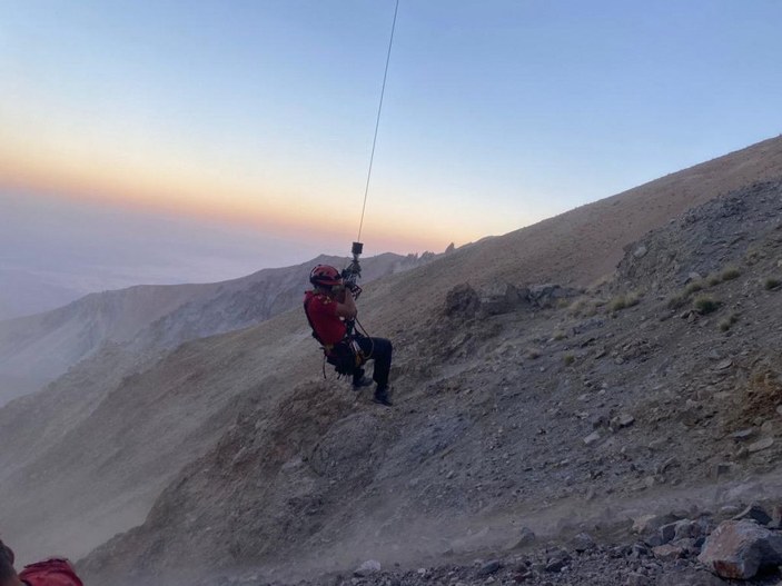 Erciyes'e zirve tırmanışı yapan dağcıların üzerine kaya yuvarlandı: 1 ölü, 2 yaralı -9
